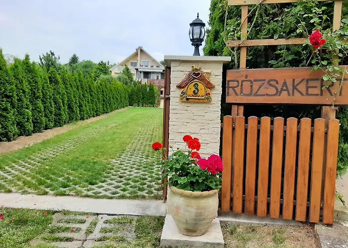 Rozsakert Vendeghaz Bed & Breakfast *
