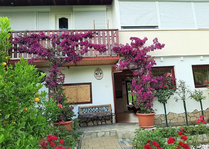 Rozsakert Vendeghaz Bed & Breakfast *