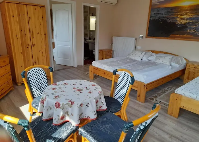 Rozsakert Vendeghaz Bed & Breakfast *