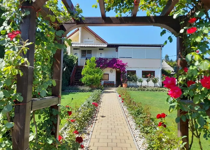 Rozsakert Vendeghaz Bed & Breakfast *