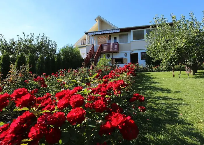 Rozsakert Vendeghaz Bed & Breakfast *